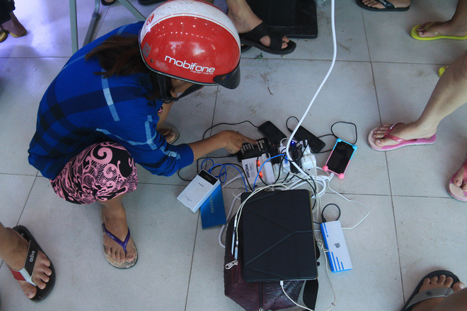 hinh anh am ap sau bao so 12 cac trung tam dien may mo cua moi nguoi dan den sac dien thoai mien phi