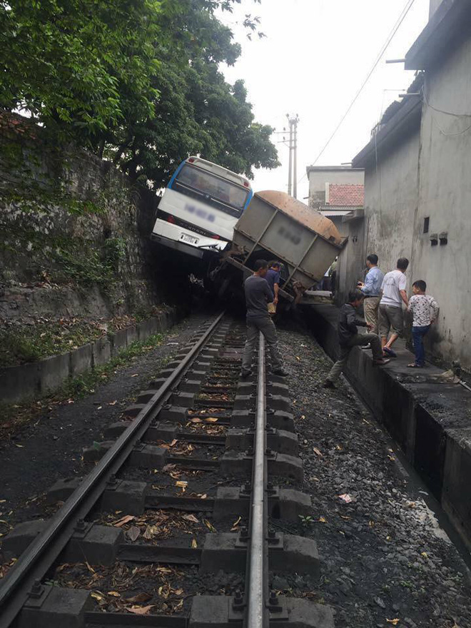 quang ninh xe cho cong nhan tranh duong ray voi tau hoa