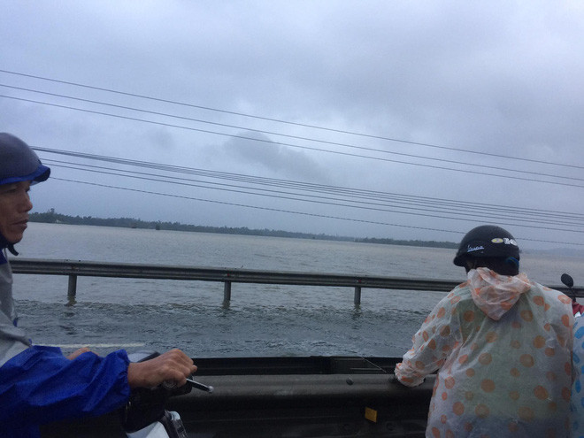 clip nguoi dan quang nam lieu minh chay xe qua quoc lo 1a mac cho nuoc lu dang cao nhan chim ca doan duong