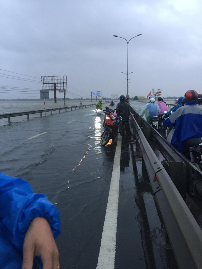 clip nguoi dan quang nam lieu minh chay xe qua quoc lo 1a mac cho nuoc lu dang cao nhan chim ca doan duong