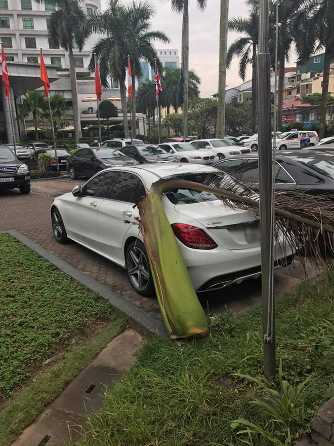 ha noi xe mercedes bi mo cau roi vo nat kinh khi dang do trong khach san