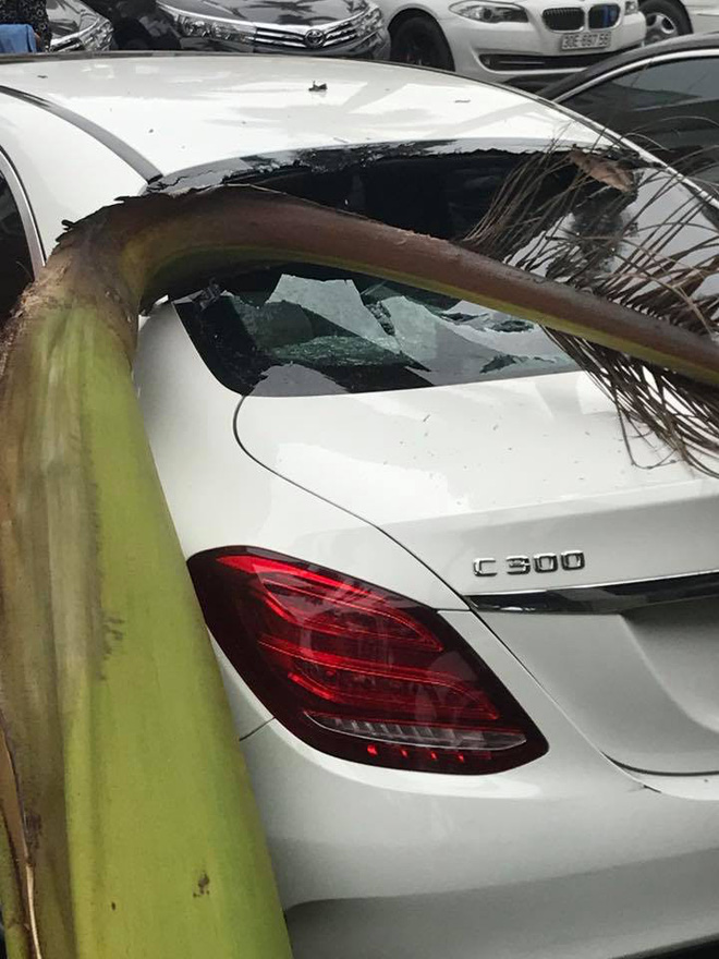 ha noi xe mercedes bi mo cau roi vo nat kinh khi dang do trong khach san