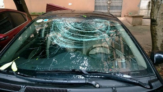 ha noi xe mercedes bi mo cau roi vo nat kinh khi dang do trong khach san