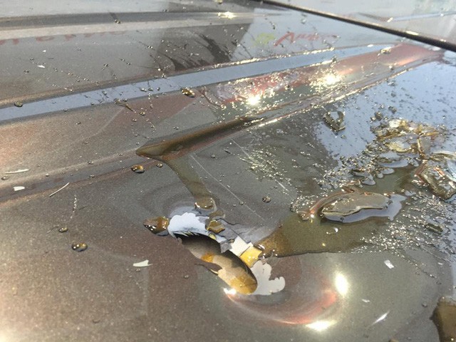 ha noi xe mercedes bi mo cau roi vo nat kinh khi dang do trong khach san