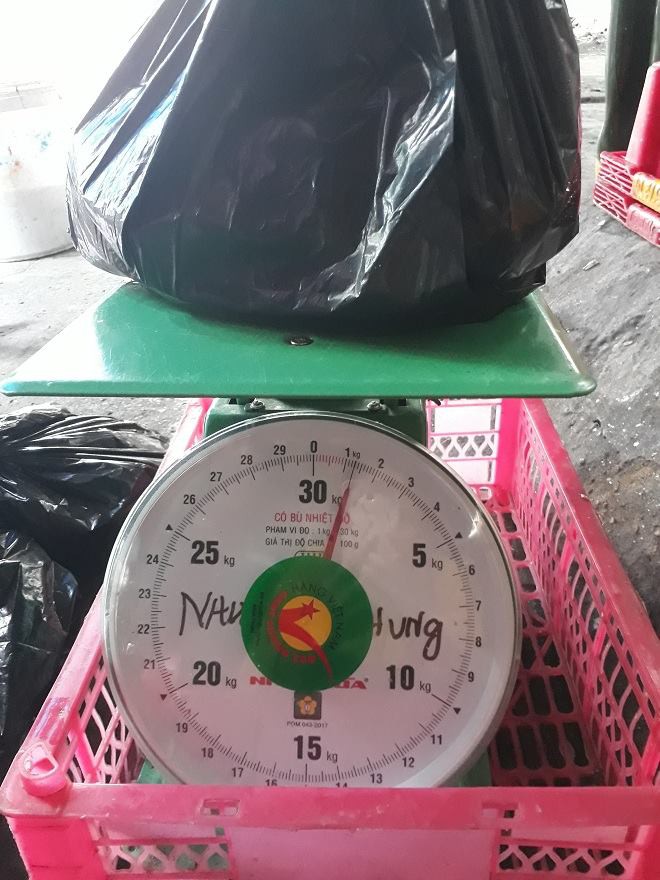 thanh hoa khach du lich buc xuc vi bi can dieu khi mua hai san