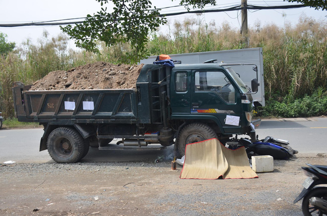 tphcm xe may dau dau xe ben nam cong nhan 20 tuoi tu vong sau khi bi keo le mot doan dai tren duong