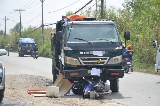 tphcm xe may dau dau xe ben nam cong nhan 20 tuoi tu vong sau khi bi keo le mot doan dai tren duong