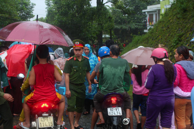 truy tim nhom thanh nien tung tin vo dap thuy dien song tranh 2 khien nguoi dan chay len nui an nap