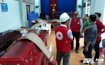 dau long canh nguoi chet dap chieu va kham liem tai tru so uy ban vi nha da bi vui lap