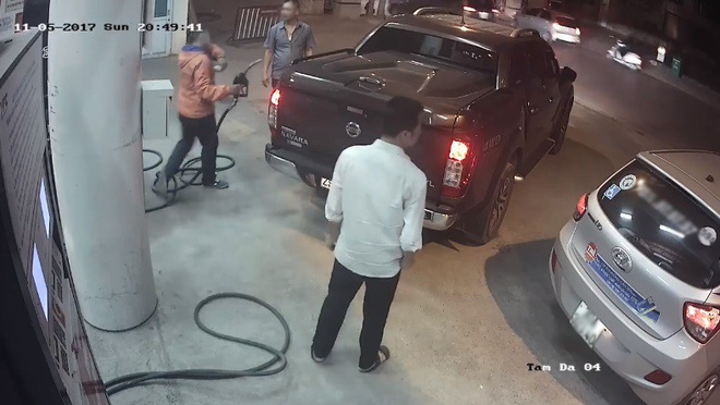 nhan vien cay xang dang dan nho tim tai xe do xong bung ngo dau lai bi chi trich vi vua lam vua nghe dien thoai