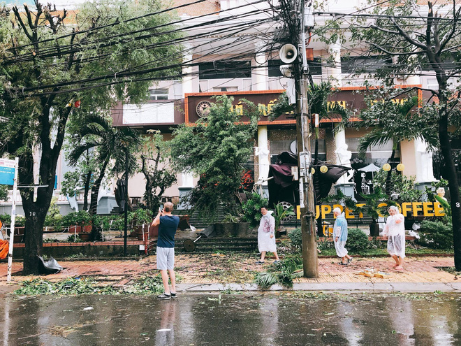 san khau hoa hau van ruc ro den o noi nguoi dan ngap trong bao lu khi cai dep tro thanh thu vo cam truoc noi dau