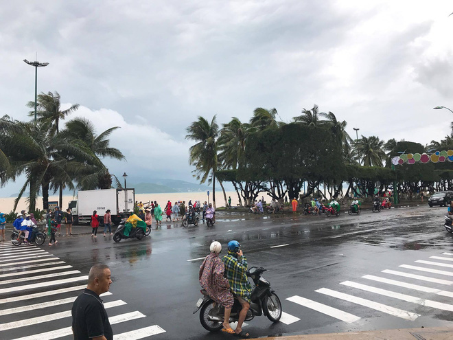 san khau hoa hau van ruc ro den o noi nguoi dan ngap trong bao lu khi cai dep tro thanh thu vo cam truoc noi dau