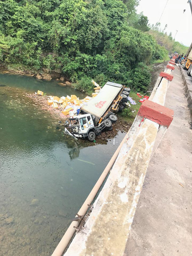 quang ninh container dam vo thanh cau lao thang xuong song tai xe tu vong tai cho