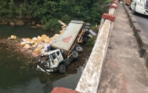 quang ninh container dam vo thanh cau lao thang xuong song tai xe tu vong tai cho