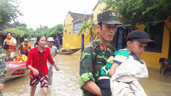 bo doi dung ca no vuot lu dua be trai 10 tuoi bi dau ruot thua di cap cuu o hoi an