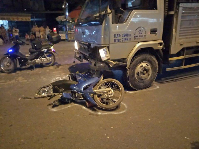 dong nai xe tai tong xe may 2 nguoi bi thuong nang
