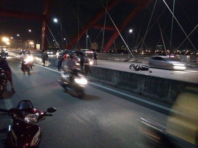sai gon nam thanh nien di xe may bi thuong nang sau khi dam vao oto dang do tren cau binh loi