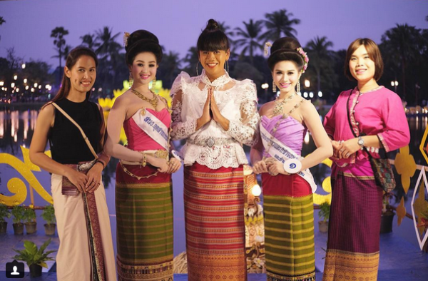 noi tieng anh sieu dang yeu lai xuat hien cung dan trai tay dep ngay ngat nu mc hot nhat facebook nay la ai