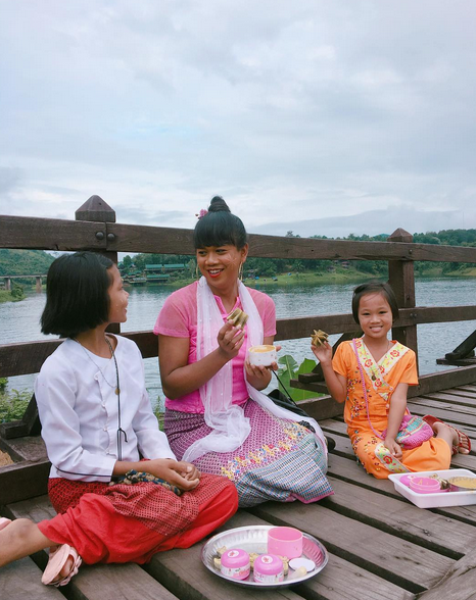 noi tieng anh sieu dang yeu lai xuat hien cung dan trai tay dep ngay ngat nu mc hot nhat facebook nay la ai