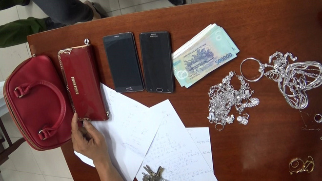 tp hcm xe o to mo cua do xang nguoi phu nu ngoi trong bi cuop tui xach co nhieu tai san gia tri