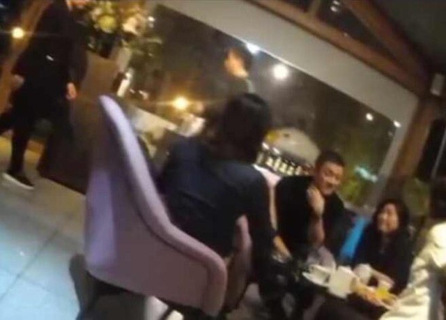 ly a bang vuong phi xem nhau nhu nguoi xa la khi cung di su kien