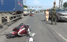 binh duong be trai van ga xe may khi dang dung den do hai me con bi o to tong vang hon 10m