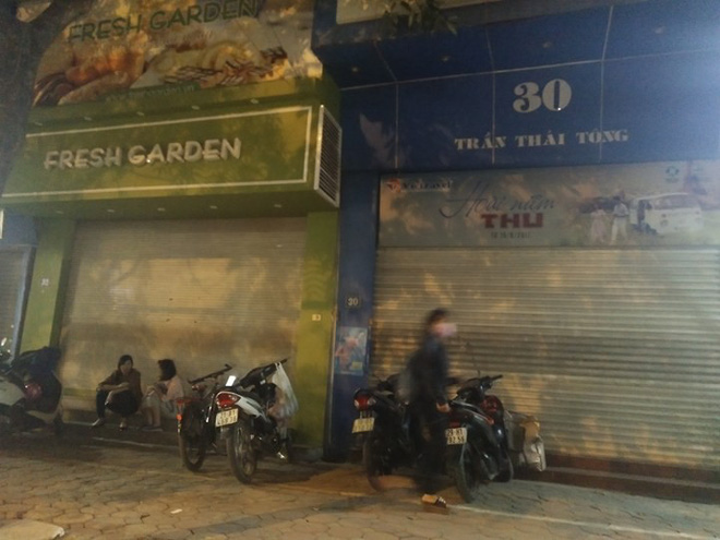 ha noi dang di trong nha nu nhan vien tiem banh ngot nga guc xuong dat tu vong