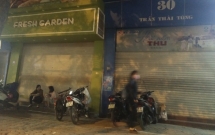 ha noi dang di trong nha nu nhan vien tiem banh ngot nga guc xuong dat tu vong