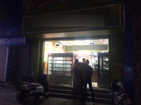 ha noi nu nhan vien tiem banh ngot bat ngo nga guc xuong dat roi tu vong khi chuan bi ra ve