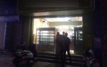 ha noi nu nhan vien tiem banh ngot bat ngo nga guc xuong dat roi tu vong khi chuan bi ra ve