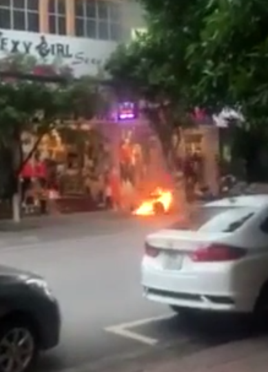 bac ninh xe dap dien dang sac dot nhien boc chay