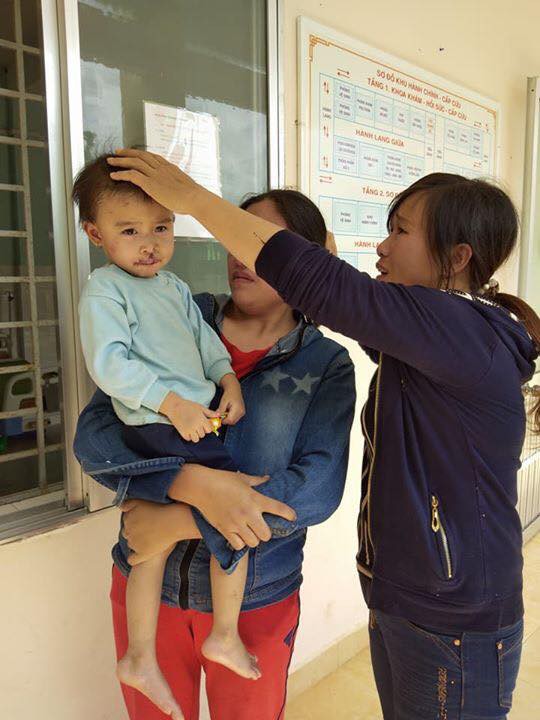 tham kich gia dinh sau vu sat lo dat o quang nam chong gay hai chan om con gai dau don ben thi the vo