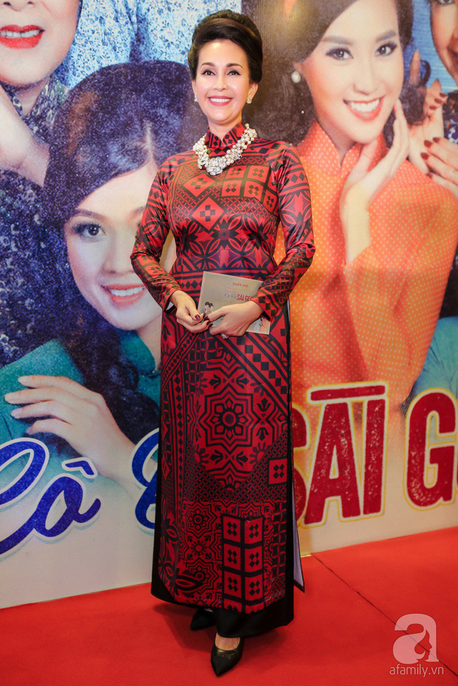 tang thanh ha xinh dep dien ao dai cung hoi ban than den ung ho van ngo