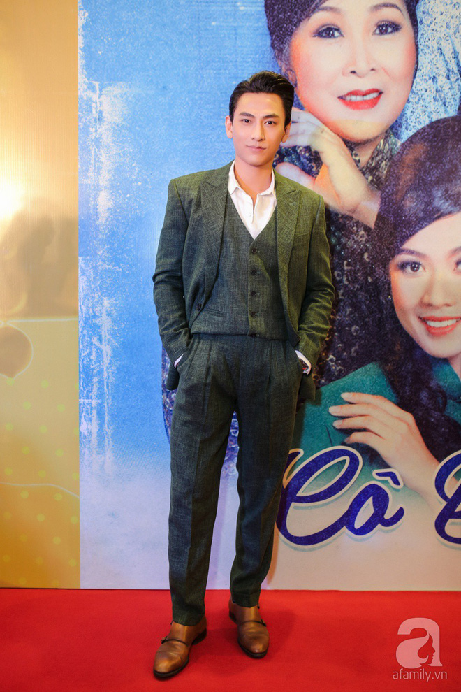tang thanh ha xinh dep dien ao dai cung hoi ban than den ung ho van ngo