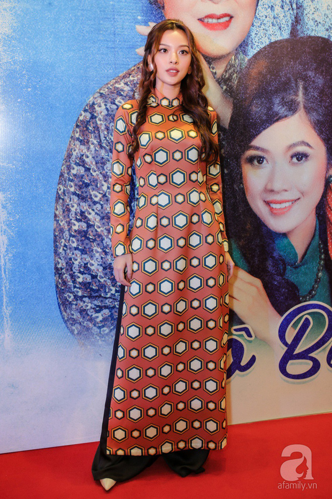 tang thanh ha xinh dep dien ao dai cung hoi ban than den ung ho van ngo
