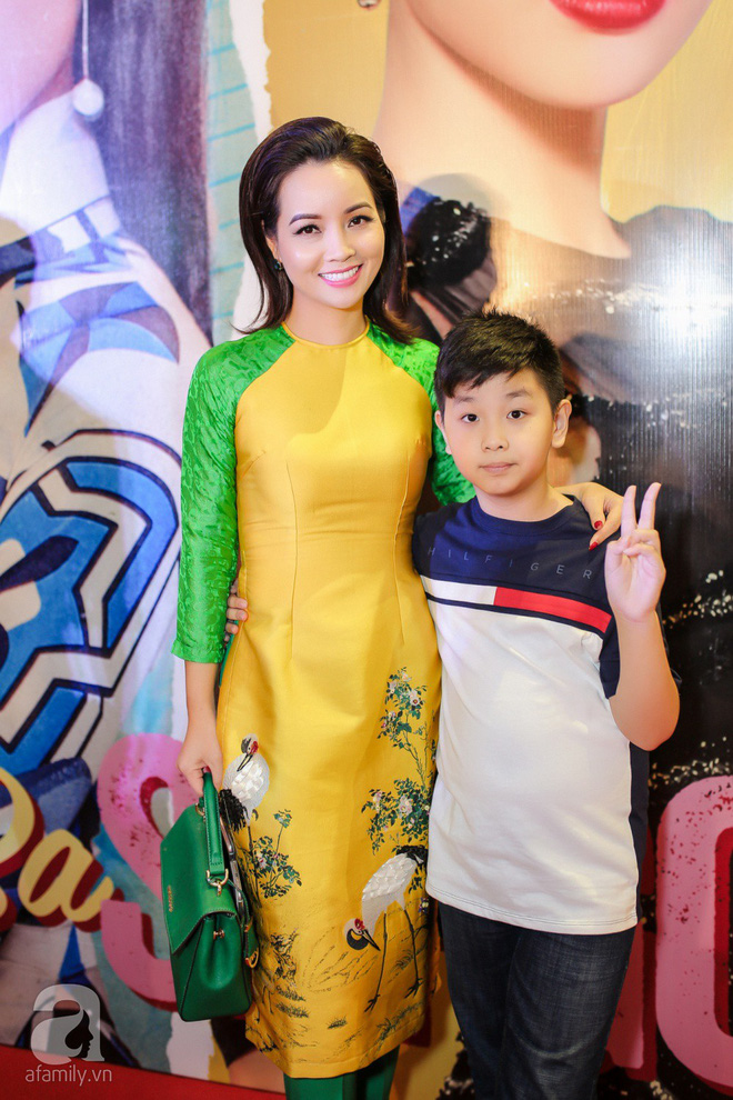 tang thanh ha xinh dep dien ao dai cung hoi ban than den ung ho van ngo