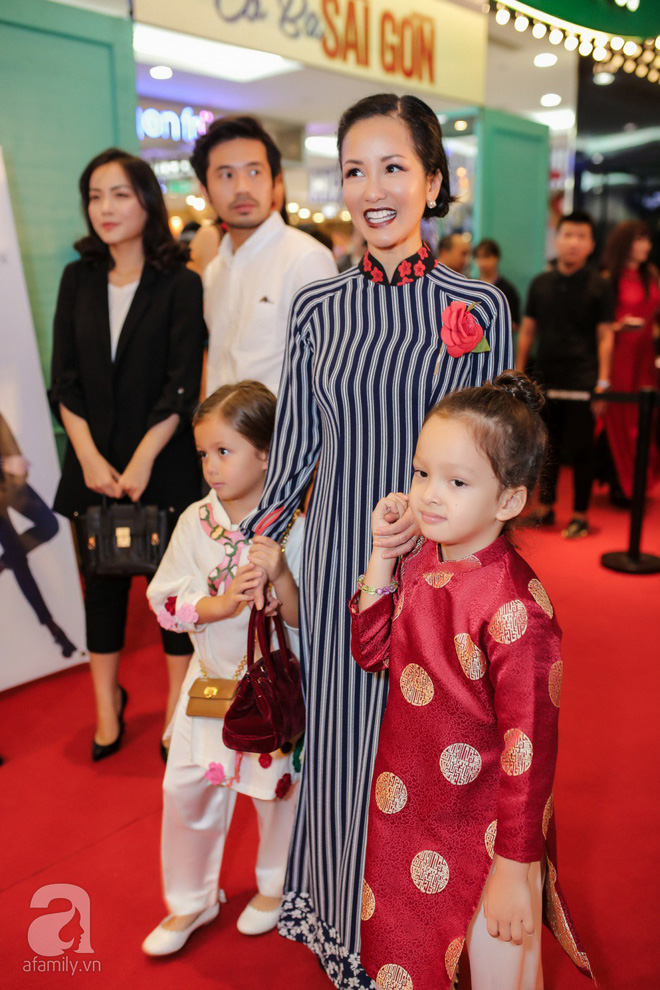 tang thanh ha xinh dep dien ao dai cung hoi ban than den ung ho van ngo
