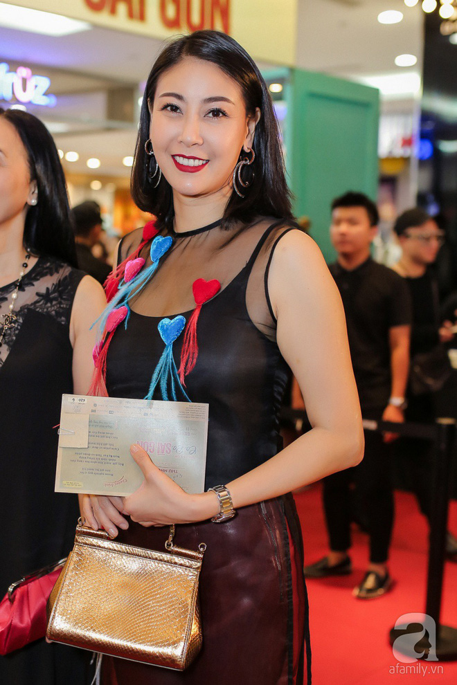 tang thanh ha xinh dep dien ao dai cung hoi ban than den ung ho van ngo