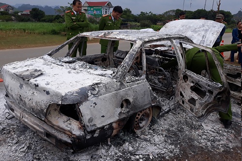 hoa binh xe o to 4 cho chay tro khung tren duong ho chi minh