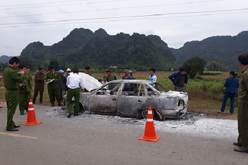 hoa binh xe o to 4 cho chay tro khung tren duong ho chi minh