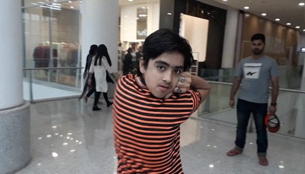 nam thieu nien co the quay nguoc dau 180 do nhu trong phim kinh di