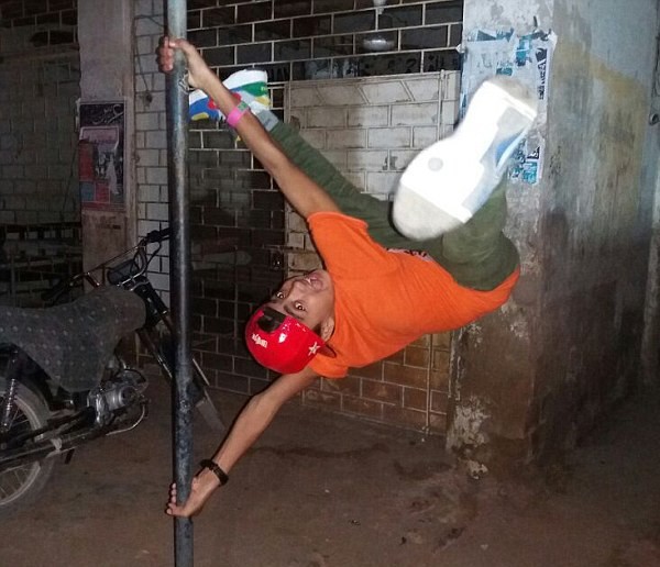 nam thieu nien co the quay nguoc dau 180 do nhu trong phim kinh di