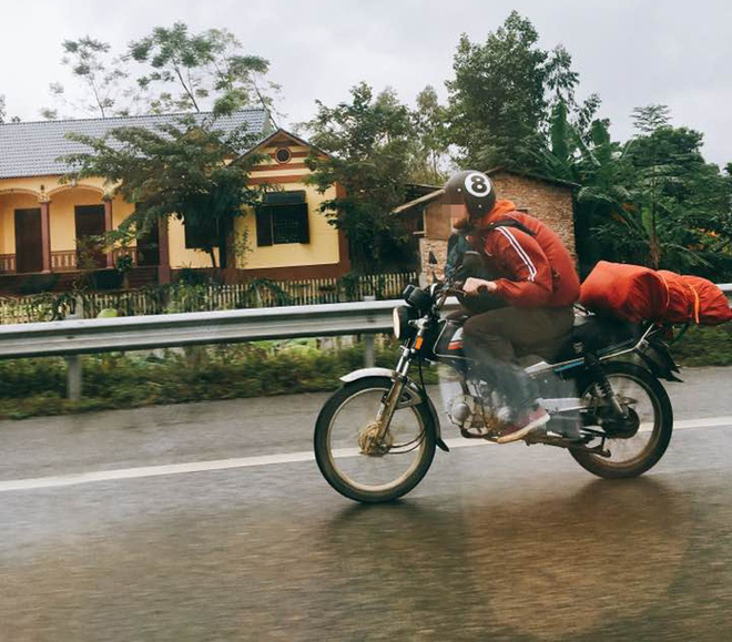 2 nguoi dan ong nuoc ngoai lai xe may phong nhu bay tren cao toc ha noi lao cai