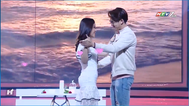 cuoi cung thi cung co mot cap doi thanh cong nam tay nhau roi vi yeu ma den