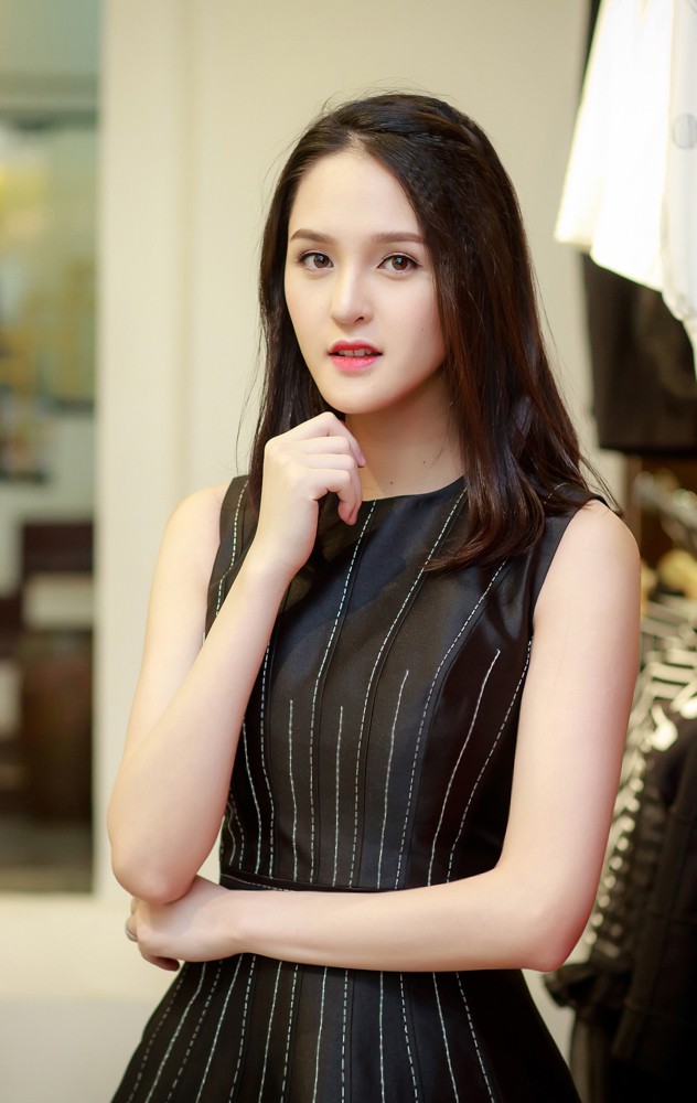 a hau hoang anh lan dau xuat hien sau khi sinh con gai dau long