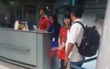 vietjet air len tieng ve clip nu nhan vien xe the len may bay cua hanh khach den muon khi da dong cong gay tranh cai