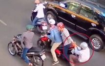 con benh sot xuat huyet khong co tien dieu tri doi vo chong tre cho nhau di cuop tren duong pho sai gon