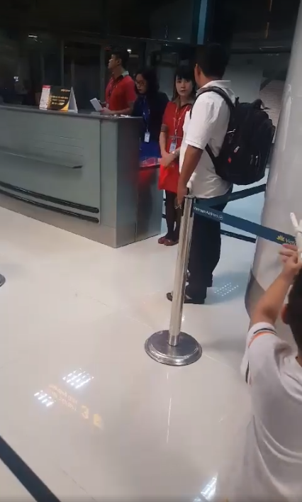 vietjet air len tieng ve clip nu nhan vien xe the len may bay cua hanh khach den muon khi da dong cong gay tranh cai