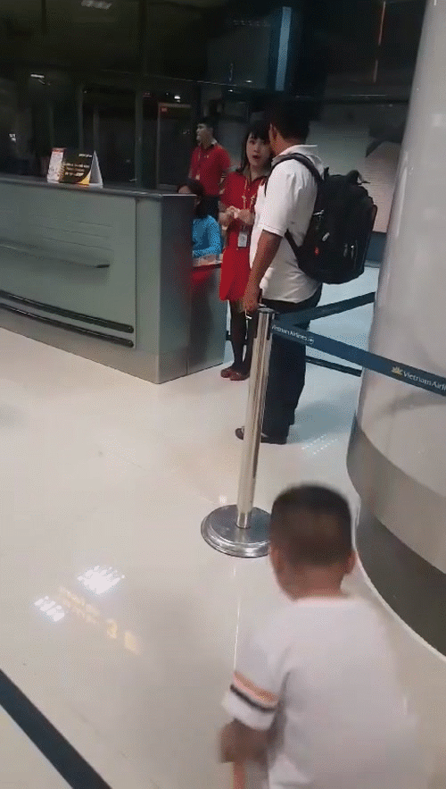 vietjet air len tieng ve clip nu nhan vien xe the len may bay cua hanh khach den muon khi da dong cong gay tranh cai