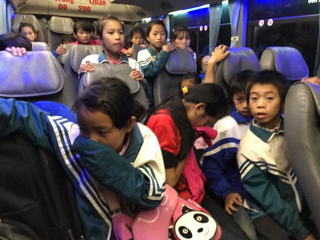 dien bien chuyen xe khach mien phi cho day hoc sinh chay xuyen 10km duong rung moi ngay